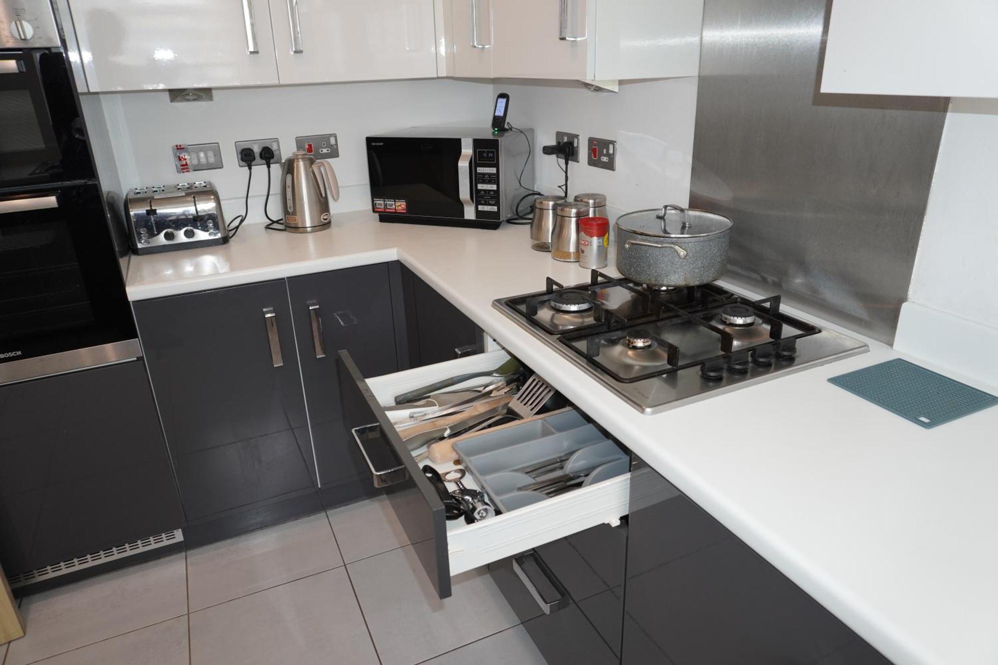Homestay Luxury - Pick A - Free Parking & Kitchen Access, Near Etihad Stadium, The Coop Live & Piccadilly Station, *